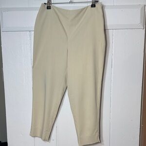 EUC Classic Valerie Stevens Cream Capris Made with Absolutely Luxurious Fabric